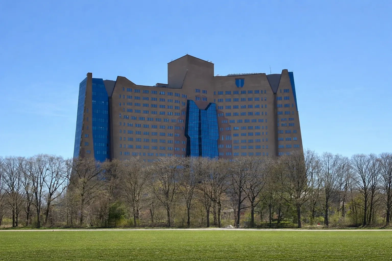 Die Zentrale von Gasunie in Groningen, vom Rasen davor aus gesehen